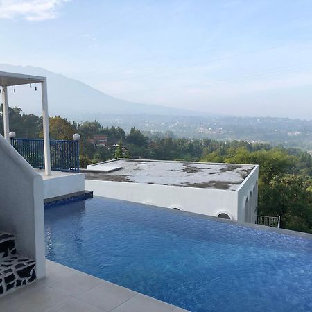 Villa Blue Door, Puncak Pondok Cipaseban Екстериор снимка