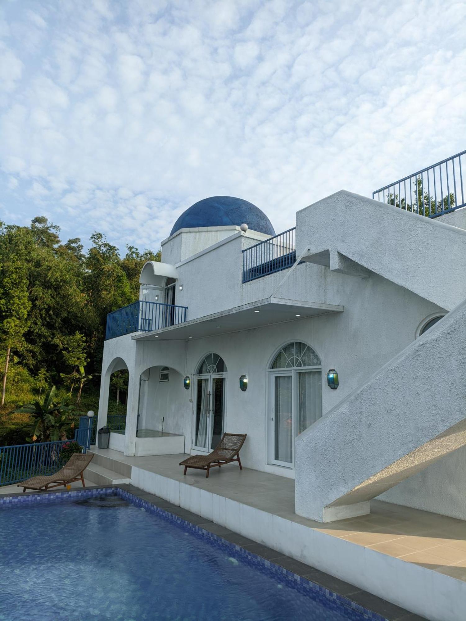 Villa Blue Door, Puncak Pondok Cipaseban Екстериор снимка